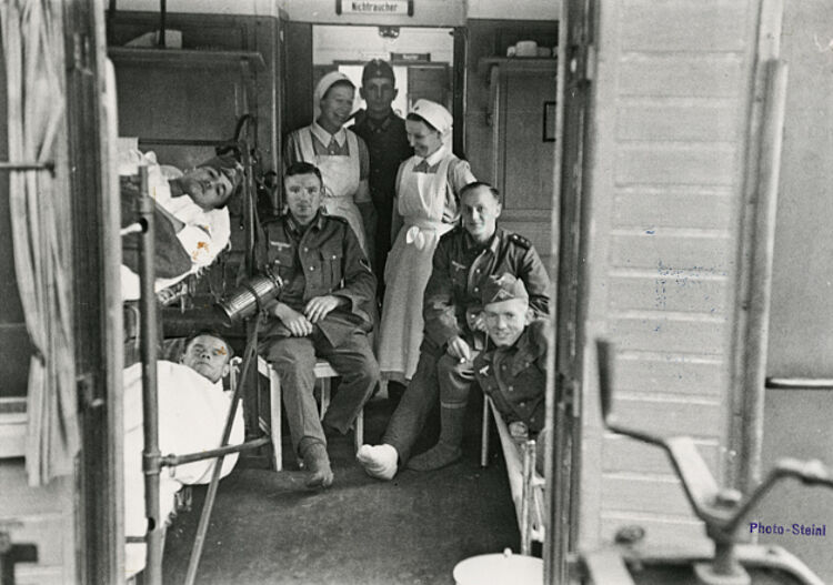 Verwundete Soldaten und DRK-Helferinnen in einem Lazarettzug auf dem Weg von Stettin nach Kolberg (DRK)